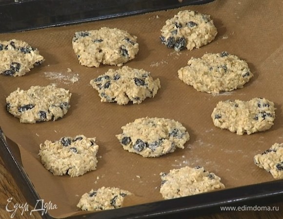 Присыпать рабочую поверхность мукой, формировать из овсяного теста небольшие лепешки и выкладывать на противень, выстеленный бумагой для выпечки.