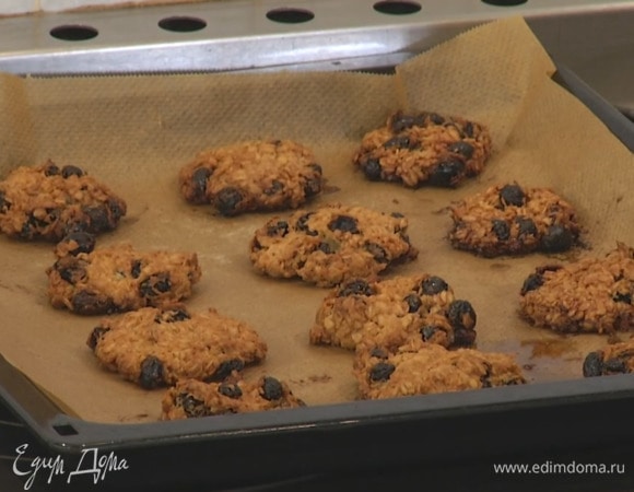 Выпекать печенье в разогретой духовке 12 минут.