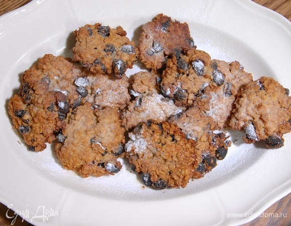 Готовое печенье присыпать сахарной пудрой.