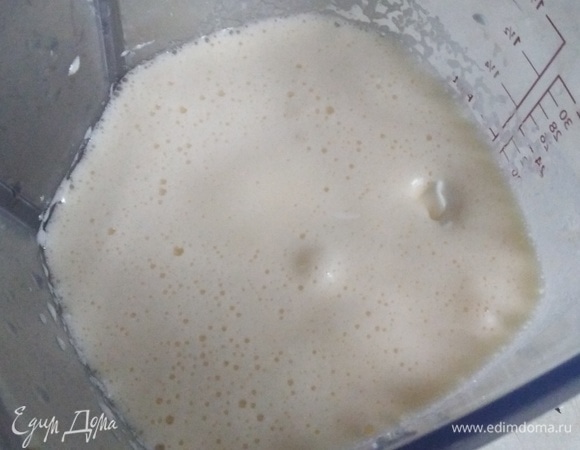 Яйца с сахаром взбить до белого цвета. Добавить сметану и еще раз взбить.