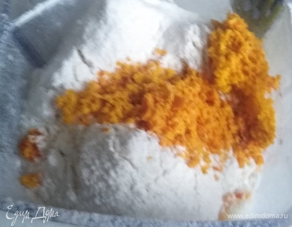 Добавить просеянную муку, разрыхлитель и измельченную в кофемолке цедру от двух мандаринов. Перемешать.