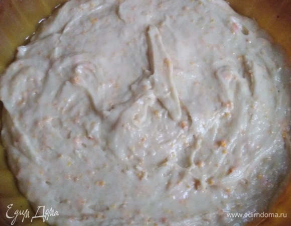 В смазанную форму выложить тесто. Разровнять.