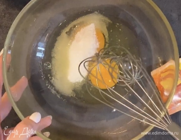 Растопить сливочное масло. Взбить венчиком в миске яйца с сахаром и щепоткой соли.