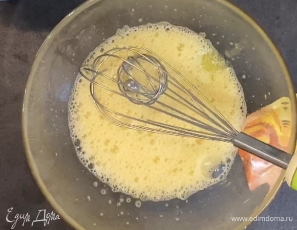 Влить растопленное сливочное масло, снова взбить.
