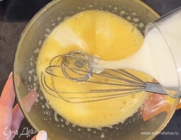 Добавить молоко, перемешать.