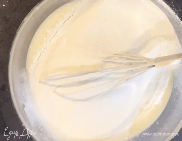 Разрыхлитель смешать с мукой и просеять. Аккуратно вмешать в яичную массу. Перемешивать до однородной консистенции. Оставить на 7–10 минут.