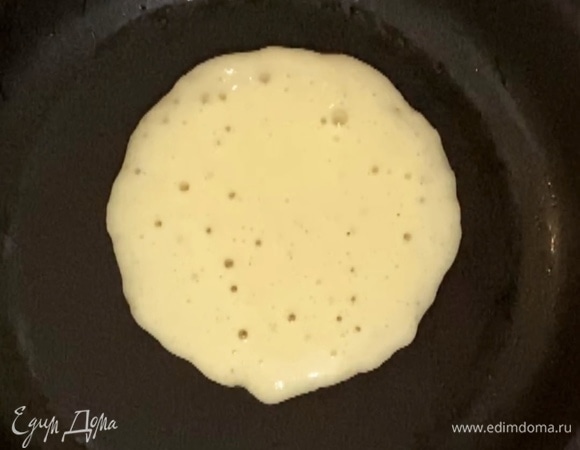 Сковороду разогреть на среднем огне. На моей плите я пекла на 4 из 10. Сковороду слегка смазать растительным или оливковым маслом. Половником выложить тесто на сковороду.