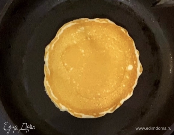 Как только начнут появляться большие пузырьки, можно переворачивать.