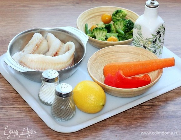 Продукты для приготовления. Овощная смесь: 1 морковь, перец сладкий, фасоль стручковая, капуста брокколи.