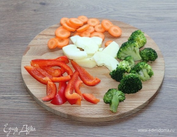 Овощи и кислое яблоко очищаем от шкурки и нарезаем.