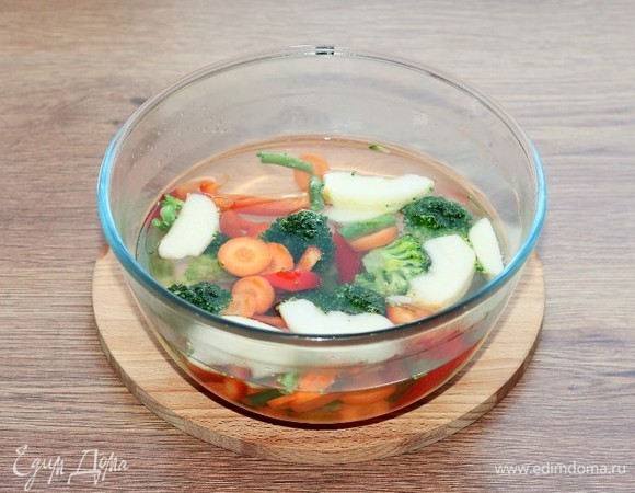 Доводим воду в СВЧ-печи до кипения (режим «Микроволны») и бланшируем нарезанные овощи.