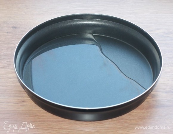 В емкость наливаем 200 мл воды.