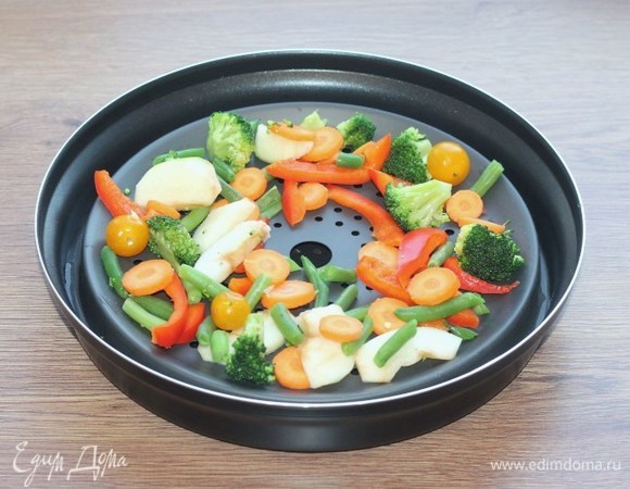 Выкладываем овощную смесь с яблоком.