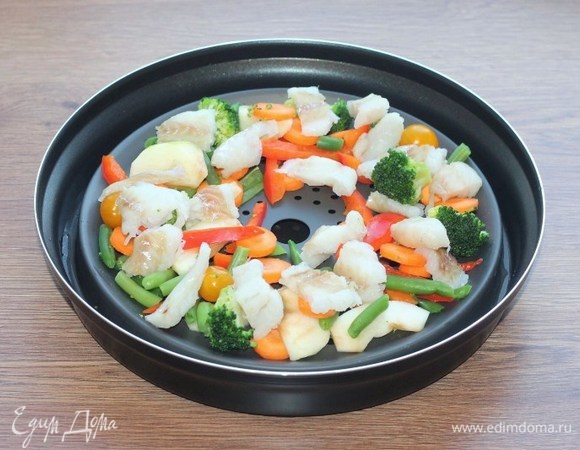 Затем кладем кусочки рыбы.