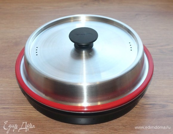 Закрываем блюдо плотно крышкой и ставим в СВЧ-печь.