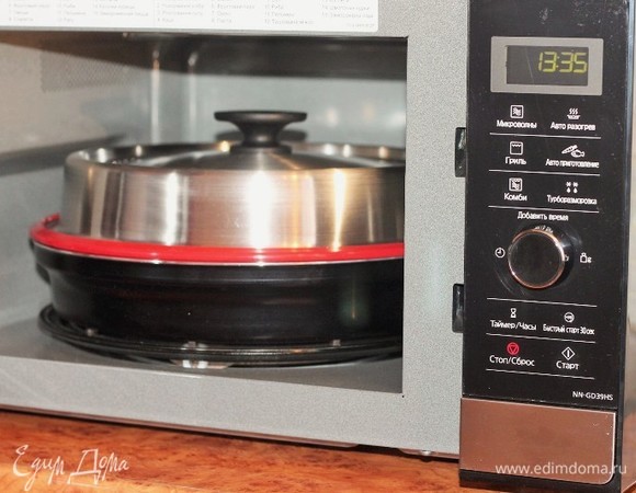 Готовим блюдо (режим «Микроволны»). Я выбрала мощность 800 Вт и время 10 минут.