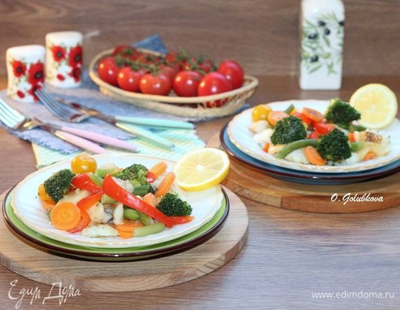 Раскладываем овощи с рыбой по тарелкам. Сбрызгиваем блюдо лимонным соком, оливковым маслом, солим и перчим.