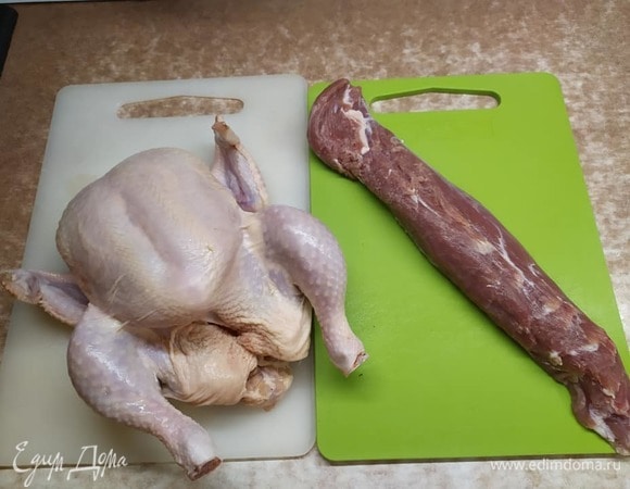 Разделка курицы и свиной вырезки. Мясо курицы аккуратно отделить от остова, не повреждая кожу. Либо сначала снять всю кожу целиком, сделав один надрез на грудке (рулет заворачивается в кожу). Вырезать все кости, части крыльев отрезать. Грудку разрезать вдоль и «перелистнуть» на свободную от мяса кусок кожи. Отбить под пленкой, чтобы получился аккуратный пласт. Вырезку разрезать вдоль не до конца и развернуть, как книжку. Тоже отбить для получения пласта (чем тоньше, тем лучше).
