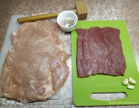 Я в такие рецепты добавляю нитритную соль не 50% к обычной, а поменьше, примерно 20%. Специи могут быть любые, какие вам нравятся. Еще в сухие специи всыпаю чайную ложку желатина: уменьшается вытекание соков, и в то же время желе практически нет. Натираем солью и специями наши пласты.