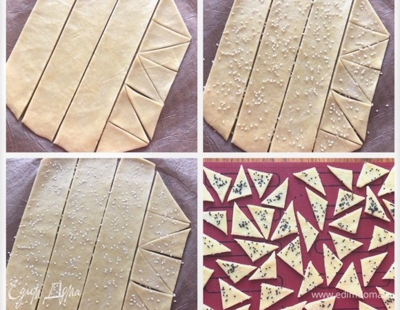 Остатки теста можно использовать в качестве декора. Собираем в комок и раскатываем между двух листов пекарской бумаги без заломов. Вырезаем печеньки треугольные, посыпаем крупной солью и кунжутом и проходимся скалкой, чтобы посыпку придавить и переложить печеньки на перфорированный коврик. Можно посыпать пармезаном, травками. Отправляем в холод/мороз. Затем печем до готовности.