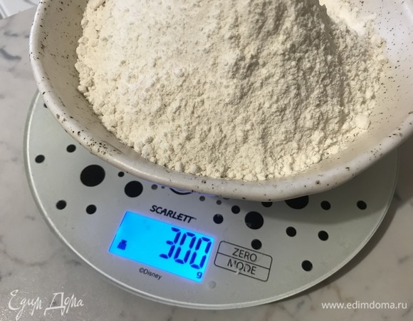 Муку взвесить и просеять.