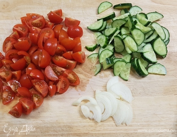 Огурцы и лук нарезать полукольцами. Помидоры — на четыре части.