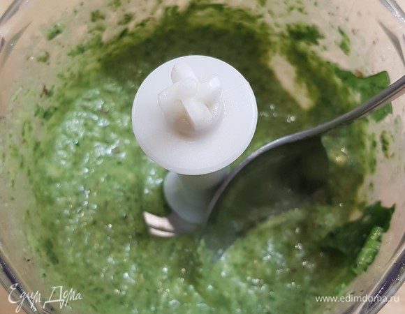 Получается смесь по консистенции напоминающая густую сметану. Попробовать на соль. Я еще добавляла немного лимонного сока, так как на мой вкус его было мало.