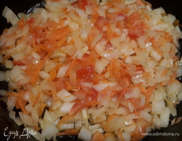 Разогреваем сковороду с растительным маслом. Обжариваем лук, морковь и помидор.