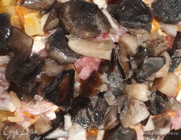 Нарезаем свинину небольшими кусочками. Грибы у меня были отварные замороженные. Если используете сушеные грибы, то сначала замочите их в воде. Добавляем эти ингредиенты к пережарке. Тушим 5–8 минут. Обязательно посолить и поперчить по вкусу.