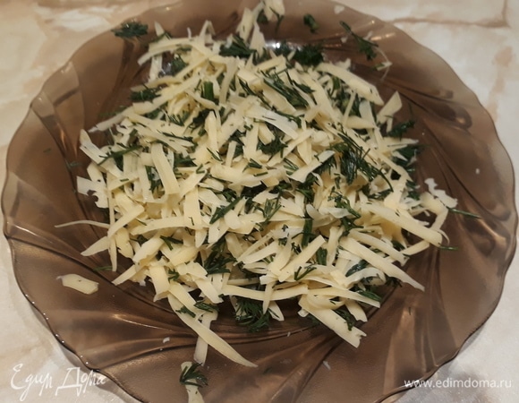 Сыр натираем на крупной терке. Мелко режем укроп. Смешиваем ингредиенты. Как только картошечка станет мягкой, посыпаем сырно-укропной смесью картофель. Ставим в духовку открытые горшчки на 3–5 минут.