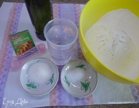 Муку отмерить и просеять. Приготовить все остальные ингредиенты. К печи прилагается удобная мерная ложечка и стакан.