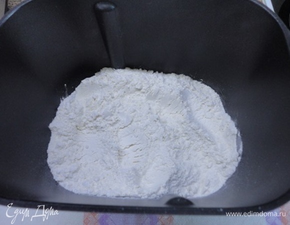 В ведерко засыпаем все сухие ингредиенты, кроме дрожжей.