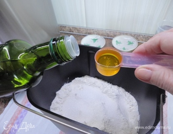 Вливаем оливковое масло, отмеряя мерным стаканчиком и не переживая, та ли ложка попалась под руку. Всыпаем сахар с горкой или без горки. 
