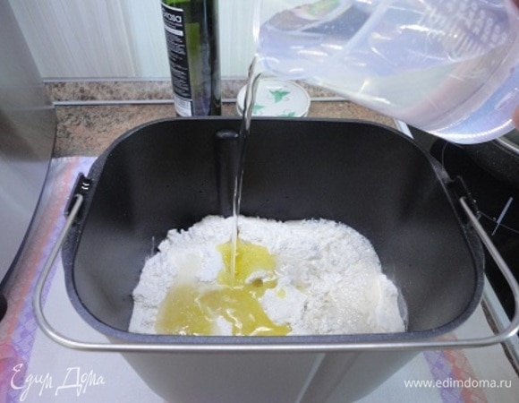 Вливаем воду комнатной температуры.