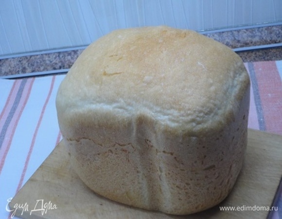 Выкладываем на решетку или деревянную дощечку, накрываем полотенцем и даем нашему хлебу отдохнуть.