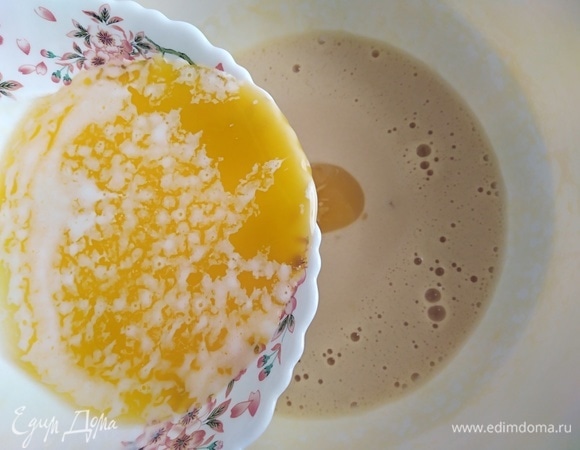 Масло растопить и остудить. Влить в миску, перемешать.