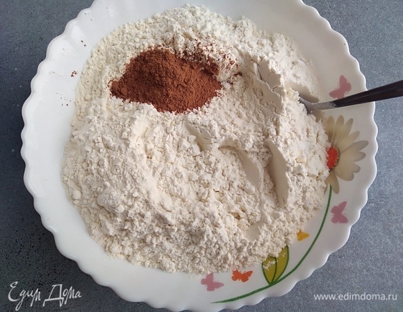 Смешать в мисочке муку, разрыхлитель, соду и корицу.