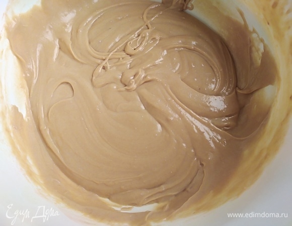 Всыпать в тесто и хорошо перемешать, чтобы не было комочков.