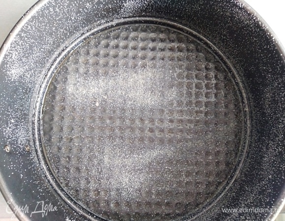 Форму смазать маслом и посыпать манной крупой. У меня форма диаметром 24 см.
