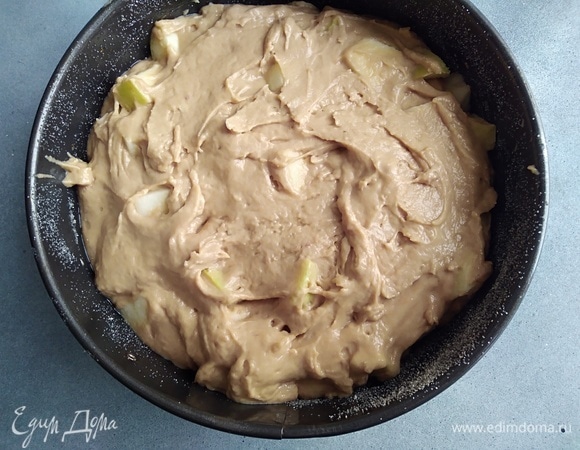 Разровнять тесто по форме, выпекать 45–50 минут до сухой палочки.