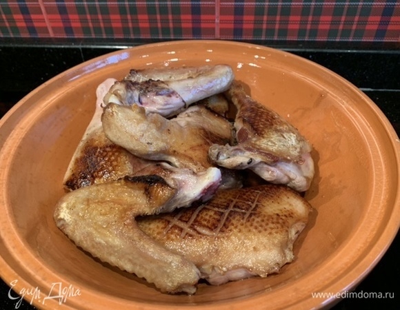 Разделайте утку на порционные кусочки. Я отделила ножки, крылья, грудку и хвостик. Хребет оставила для бульона. На раскаленной сковороде обжарьте кусочки утки и выложите в тажин. Посолите и поперчите.