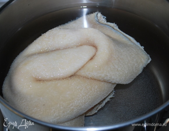 Говяжий желудок покупайте чистый и свежий, иначе очень сложно будет чистить темные места и снимать пленку. Если требуха (рубец) сильно пахнет, надо отварить ее несколько раз, каждый раз в чистой воде. А затем промыть ее в воде. Чистую белую требуху я замочила на 15 минут в холодной воде.