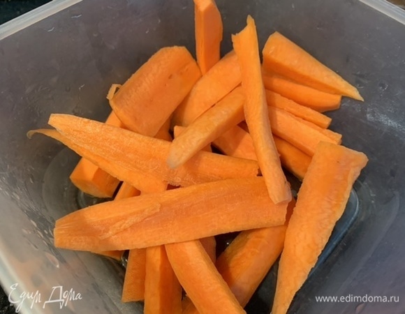 Морковь нарежьте тонкими полосками.