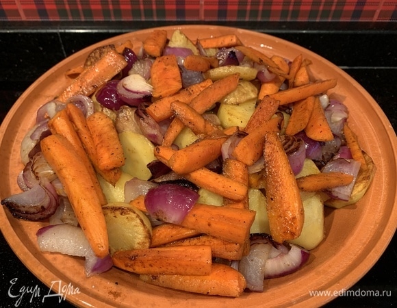 Выложите морковь на сковороду, приправьте перцем, корицей и бадьяном, добавьте коричневый сахар и сок половины апельсина, обжарьте морковь и выложите в тажин.