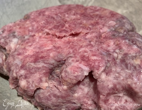 Фарш посолите, поперчите и слегка отбейте.