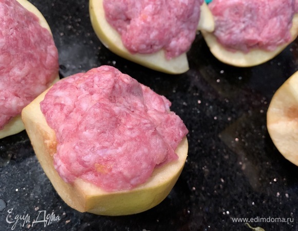 Айву разрежьте пополам, удалите сердцевину и начините фаршем.