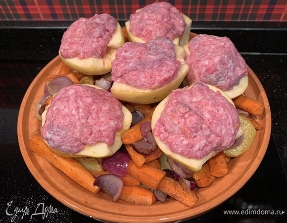 Фаршированную айву выложите сверху овощей, добавьте в тажин стакан воды.