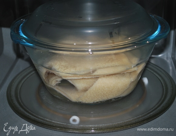 И второй раз поставила варить в микроволновую печь. Залила рубец горячей водой, закрыла крышкой и поставила варить (режим «Микроволны», 800 Вт) еще на 15 минут. За это время рубец стал намного мягче и почти приготовился. Я не стала его доваривать в воде, потому что потом тушила с овощами. Результат меня очень впечатлил.