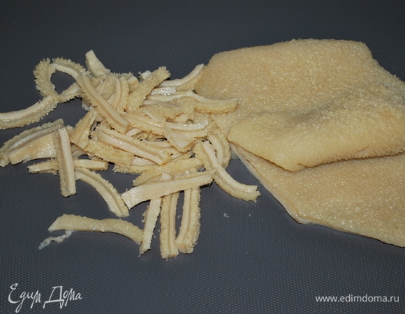 Рубец нарезала длинными узкими полосками. Промыла еще раз в холодной воде.