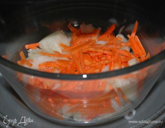 Морковь нарезала соломкой, лук — мелкими кубиками. В посуду для микроволновой печи налила растительное масло и выложила туда овощи. Поставила в микроволновку (режим «Комби», 1000 Вт) на 2 минуты. Через две минуты помешала овощи и еще поставила на 40 секунд.